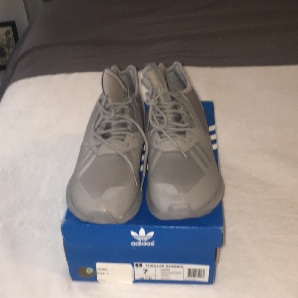ADIDAS TUBULAR RUNNER GREY SIZE 7 MEN & 8.5 WOMEN - Picture 2 of 4